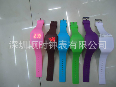 新款触摸屏电子手表 深圳顺时钟表引领电子钟表批发新风尚